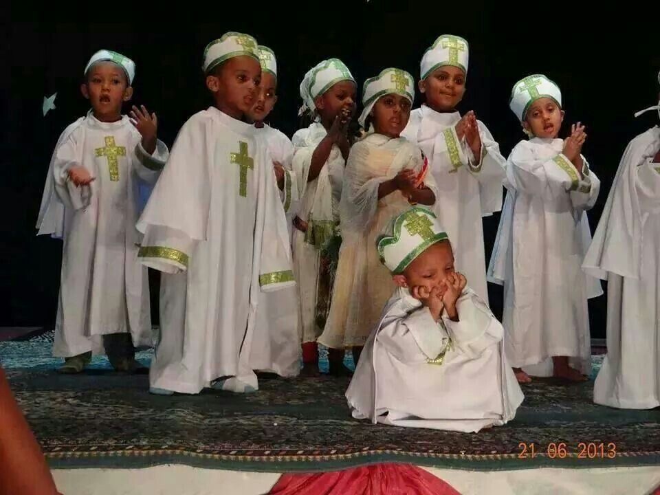 Kinder unserer Gemeinde in weissen Gewändern beim Kinderunterricht
